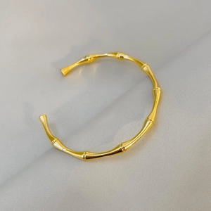 Bracelet jonc ouvert en acier titane doré au design bambou minimaliste et élégant