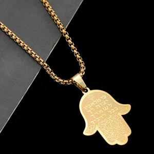 Collier Hamsa en acier inoxydable doré avec texte hébreu et motif de Jérusalem