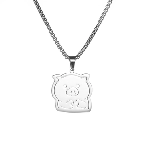 Détail d'un pendentif cochon mignon en argent sur une chaîne box en acier inoxydable