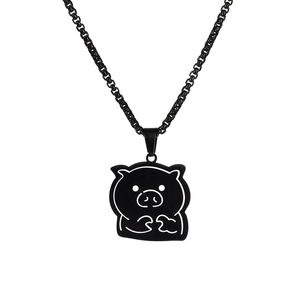 Détail du collier avec pendentif cochon noir et chaîne à maillons carrés en métal