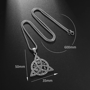 Dettaglio del ciondolo Triquetra in acciaio inossidabile con incisioni e catena a maglia quadra
