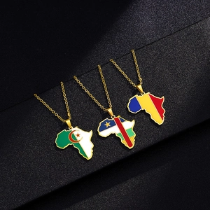 Collar de mapa de África dorado con colgantes esmaltados de banderas nacionales