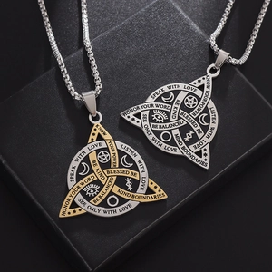 Dettaglio macro di collane vichinghe Triquetra con incisioni in una scatola regalo