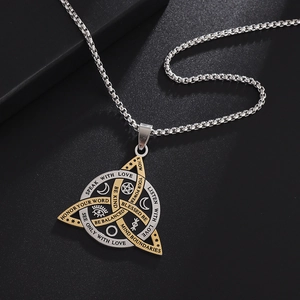 Dettaglio della collana vichinga a triangolo con rune oro e argento e nodi celtici