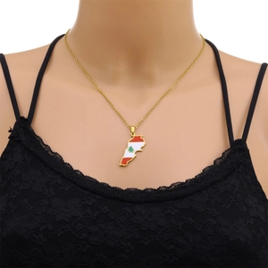 Collana con mappa del Libano dorata e pendente bandiera in smalto indossata da modella