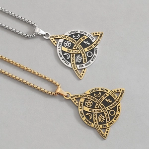Collane Triquetra vichinghe vintage in oro e argento su sfondo strutturato