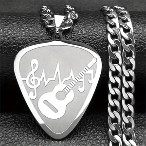 Dettaglio della collana a plettro con incisione di note musicali e battito cardiaco