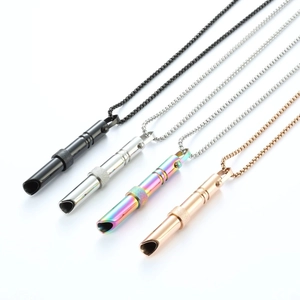 Detalle de los colgantes silbato de meditación en negro, plata, arcoiris y oro rosa