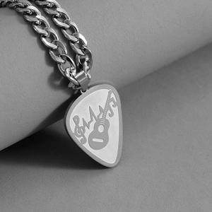 Collana con plettro per chitarra con note musicali e incisione del battito cardiaco
