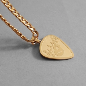 Collana plettro per chitarra in acciaio dorato con note musicali e catena cubana