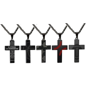 Detalle de cinco collares de cruz en acero negro con motivos deportivos y escrituras