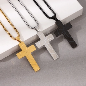 Tres colgantes de cruz para hombre en acero inoxidable oro, plata y negro con textura