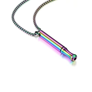 Détail du pendentif sifflet de respiration en acier inoxydable arc-en-ciel poli