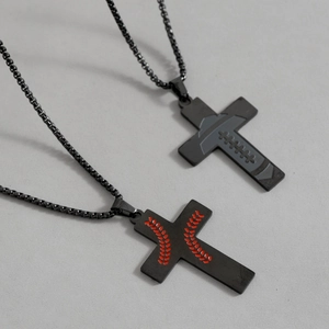 Collar de cruz para hombre en acero inoxidable negro mate con detalles de deportes