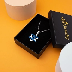 Pendentif étoile de David argent et bleu poli avec collier dans un écrin de bijoux noir chic