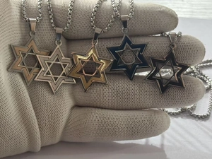 Set di collane Stella di Davide in cinque colori inclusi oro argento blu e nero lucido