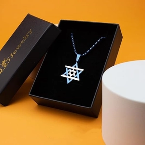 Pendentif Étoile de David bleu et argent avec chaîne dans son écrin à bijoux noir