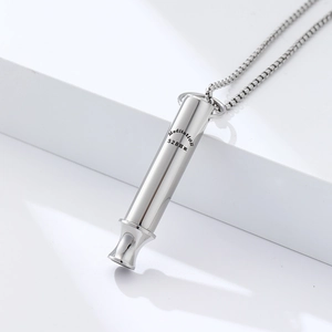 Detalle del collar de silbato para meditación 528Hz en acero inoxidable pulido brillante