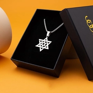 Collier avec pendentif Étoile de David en acier argenté, chaîne vénitienne et coffret cadeau