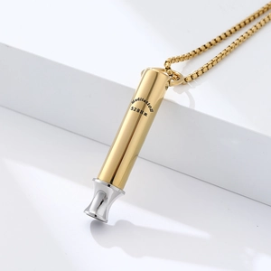 Detalle del collar de respiración para meditación 528Hz en acabado oro y plata pulida