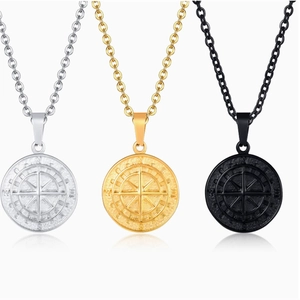 Comparación detallada de colgantes de brújula vintage en acero inoxidable: plata, oro y negro