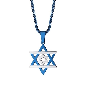 Gros plan du pendentif étoile de David en acier bleu et argent sur chaîne à billes