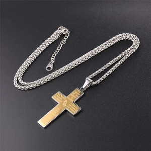 Collana a croce in acciaio inossidabile Serenity Prayer con inserto in oro e mani in preghiera