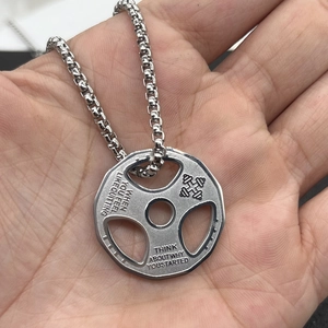 Nahaufnahme des Hantelscheiben-Anhängers an der Edelstahlkette für Fitness-Stil