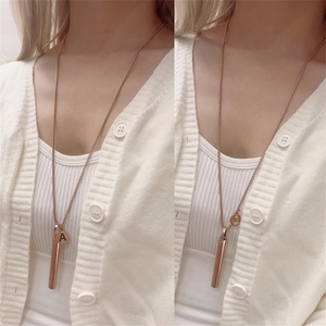 Collar de silbato de meditación en acero inoxidable oro rosa con colgante letra A