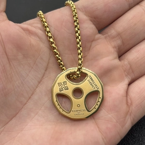 Detailaufnahme des goldenen Hantelscheibenanhängers aus Edelstahl mit Fitness Gravur