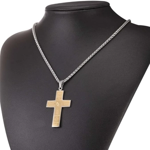 Collana con croce in acciaio inox e mani in preghiera con dettagli oro su busto