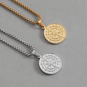 Collares de brújula en acero dorado y plateado con diseño detallado de rosa de los vientos
