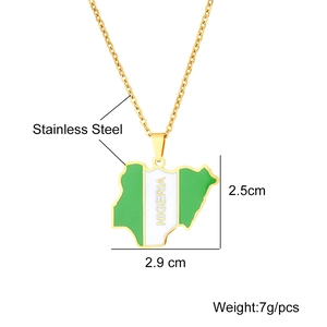 Détails du pendentif carte du Nigeria avec dimensions 2,5cm par 2,9cm et poids de 7g