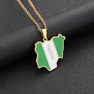 Collier pendentif carte du Nigéria en or avec émail vert et blanc sur support noir