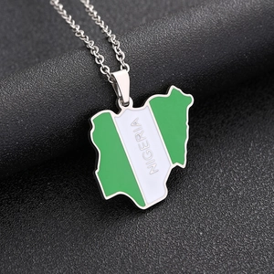 Collier avec pendentif carte du Nigeria en acier inoxydable et émail vert et blanc élégant