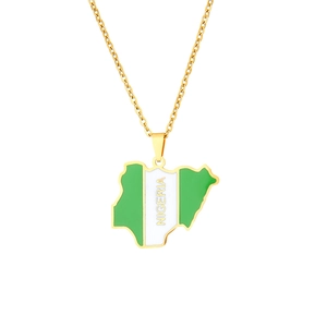 Collier pendentif carte du Nigeria doré avec émail vert et blanc sur une chaîne fine