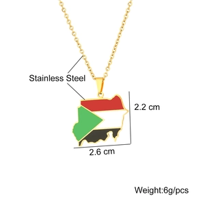Détail du pendentif carte du Soudan aux couleurs du drapeau et chaîne en acier doré