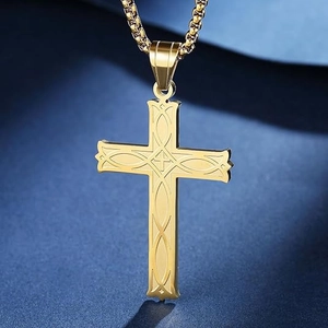 Colgante de cruz de acero dorado con nudos celticos y acabado pulido de espejo