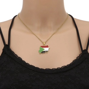 Collier avec pendentif carte drapeau du Soudan en acier inoxydable doré et émail coloré