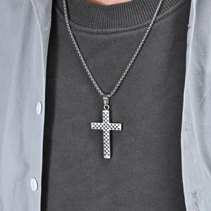 Herren Kreuzkette aus Edelstahl mit Schachbrettmuster und Box-Kette am Modell