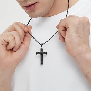 Collar de cruz negra para hombre en acero inoxidable con nudo celta sobre modelo