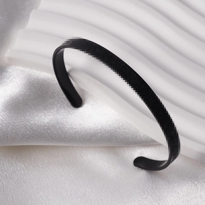 Bracelet manchette minimaliste en acier inoxydable noir mat avec une finition texturée