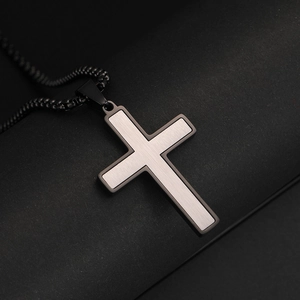 Collar de cruz para hombre en acero inoxidable con acabado mate en negro y plata