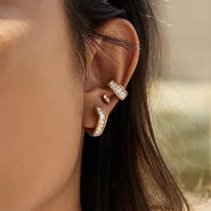 Boucles d'Oreilles Anneaux Huggie en Acier Inoxydable Plaqué Or Avec Zircone Coupe Baguette Bijoux Modernes pour Femmes