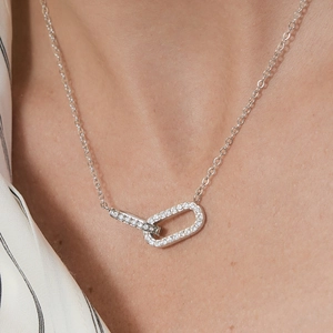 Elegante Titanstahl-Halskette mit zwei ineinandergreifenden Ringen und weißen Zirkonia