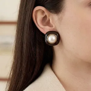 Boucles d'Oreilles Clous Carrées en Émail et Künstliche Perle Vintage Pour Femmes Acier Inoxydable Plqué Or Marron Foncé Bijoux Style Français