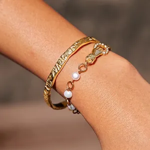 Bracelet en Acier Inoxydable Plaqué Or 18K Jonc Martelé Ouvert Pendentif Main Künstliche Perle Bijoux Pour Femmes Quotidien Fête