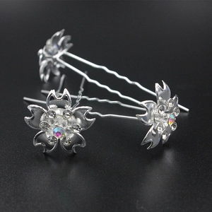 Lot de trois épingles à cheveux fleurs en U argentées avec strass brillants sur fond noir