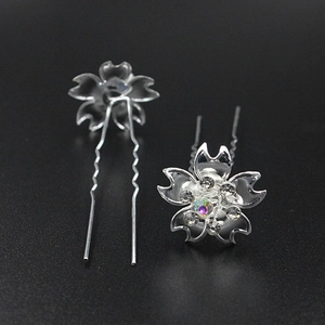 Détail d'épingles à cheveux en U argentées avec fleur en strass et centre en cristal brillant