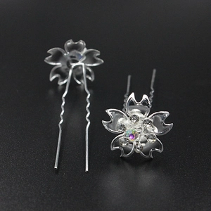 Lot de deux épingles à cheveux argentées en U avec strass brillants et design floral